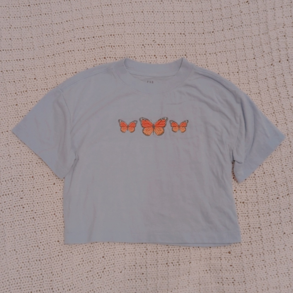 Light blue cropped T 💙🦋